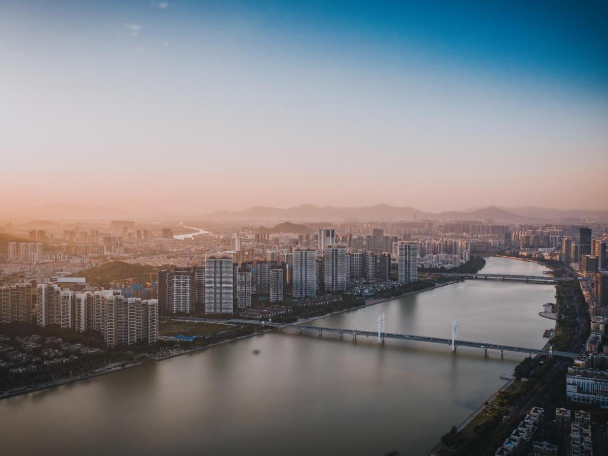 Radisson Red Hotel Zhuhai Gongbei Port Bagian luar foto