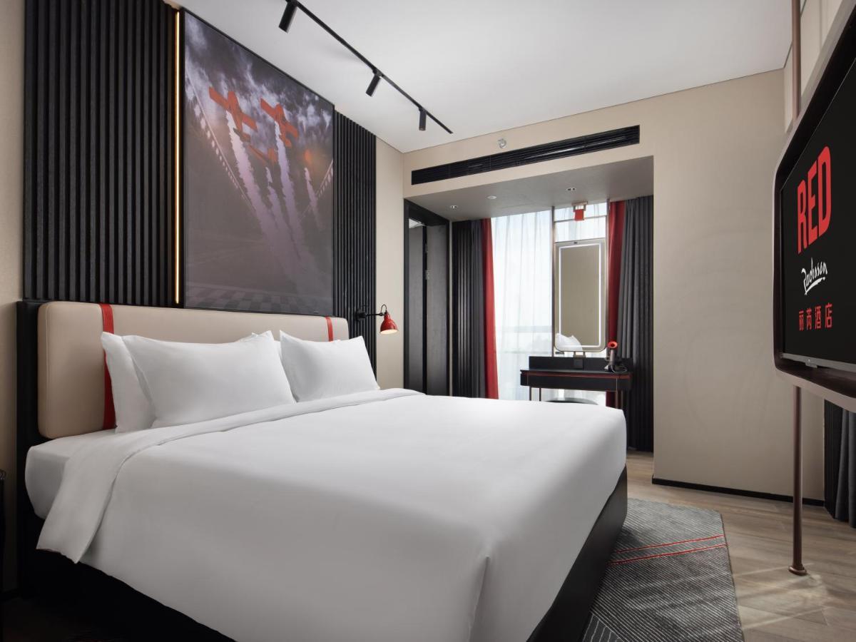 Radisson Red Hotel Zhuhai Gongbei Port Bagian luar foto