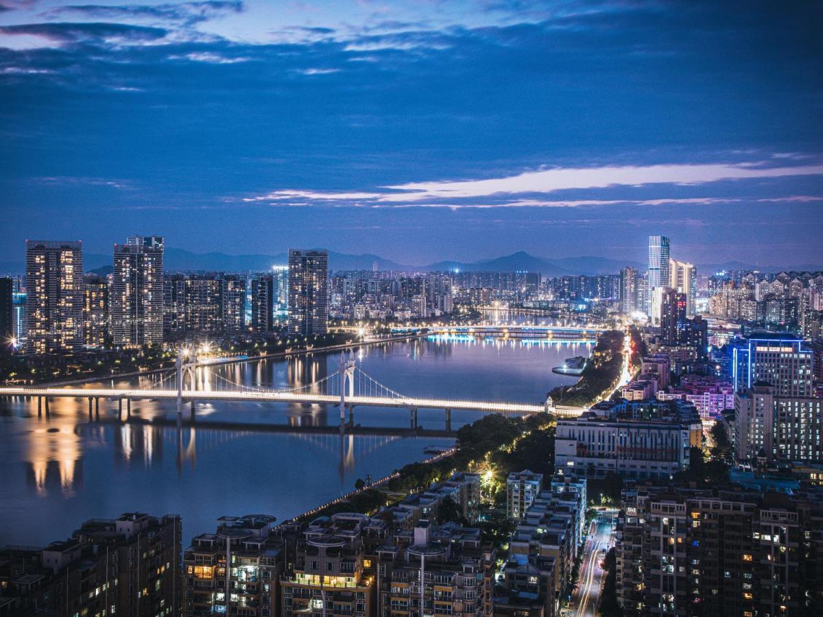 Radisson Red Hotel Zhuhai Gongbei Port Bagian luar foto
