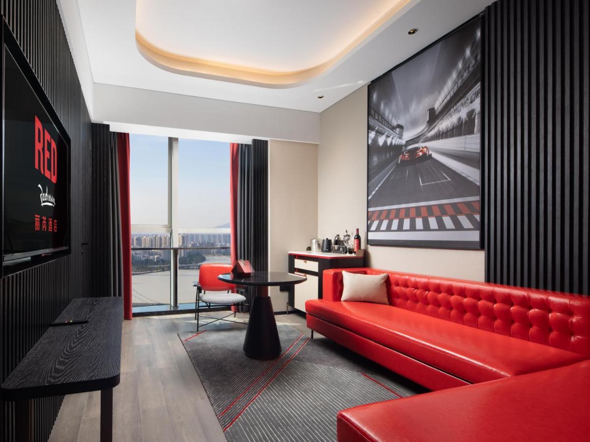 Radisson Red Hotel Zhuhai Gongbei Port Bagian luar foto